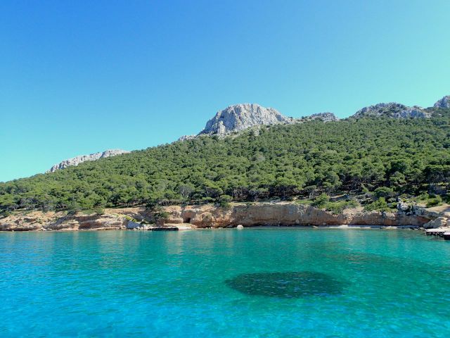 The island of Moni, right off the southeast coast of Aegina, isn't really considered part of the South Saronic. But, as the last stop of the tour, it proved to be a revelation. There's only one bay that's tenable on the entire island but it offers clear waters, good holding, decent shelter form the prevailing Spring winds (S, SW, SE, W) and some wonderful rock formations. This is the north part of the bay.