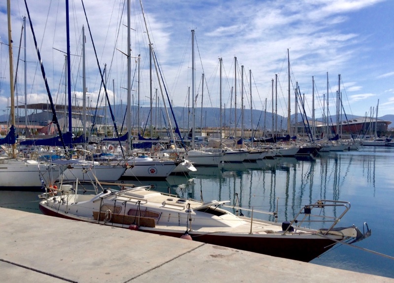 Moments of Clarity awaits reunion with her mast after a two-month separation.